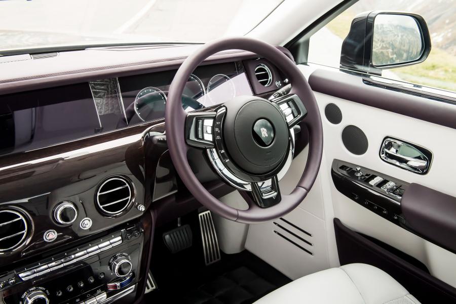 Интерьер Rolls-Royce Phantom EWB 2017 года  (UK) (фото 28 из 40)